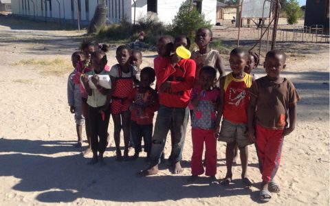 kinderen voor school Namibië
